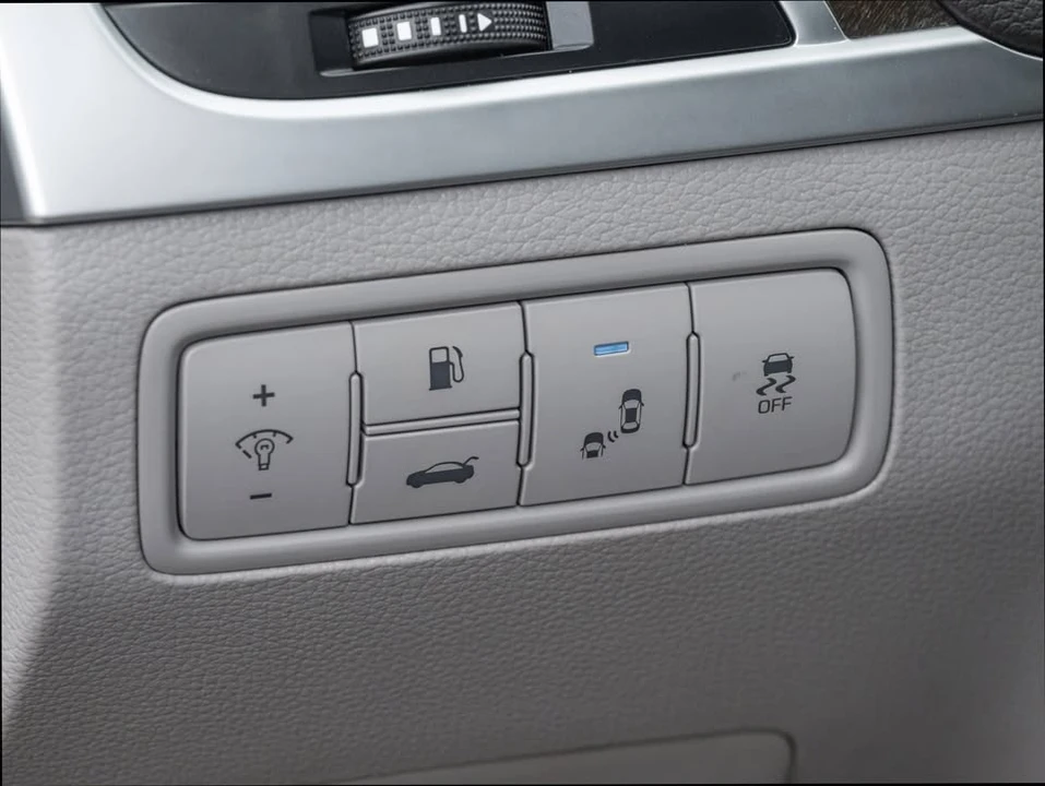 2016 Hyundai Genesis - Image 16 of 19