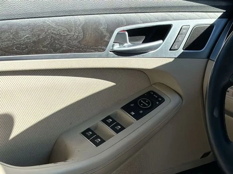2016 Hyundai Genesis - Image 13 of 19