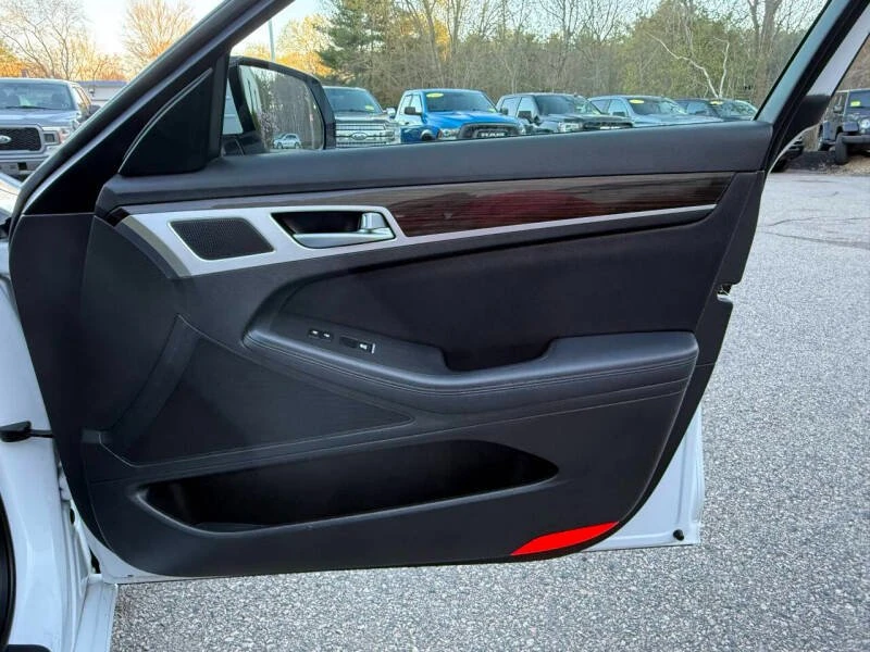 2016 Hyundai Genesis - Image 19 of 20