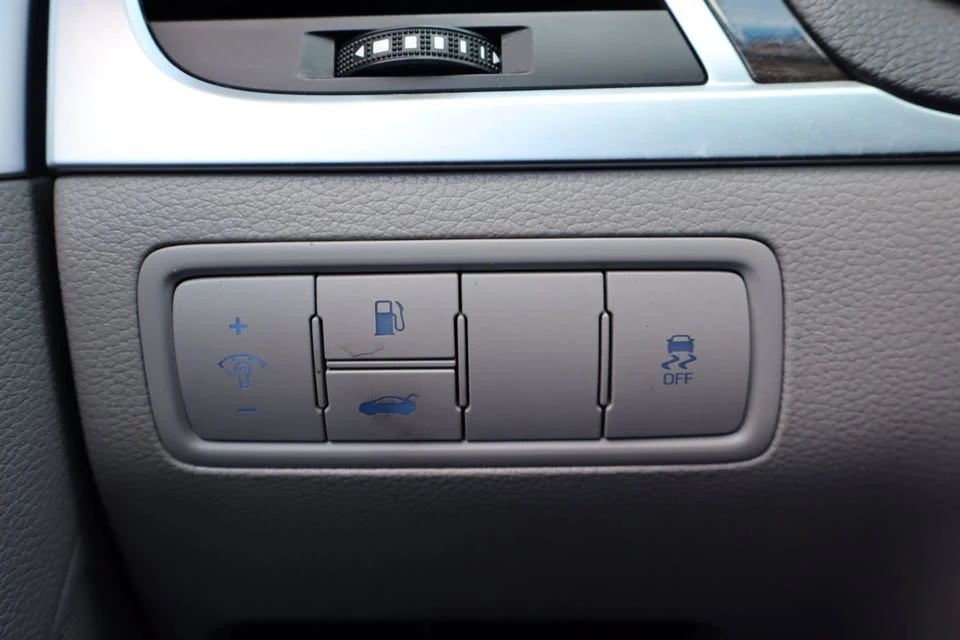 2016 Hyundai Genesis - Image 14 of 16