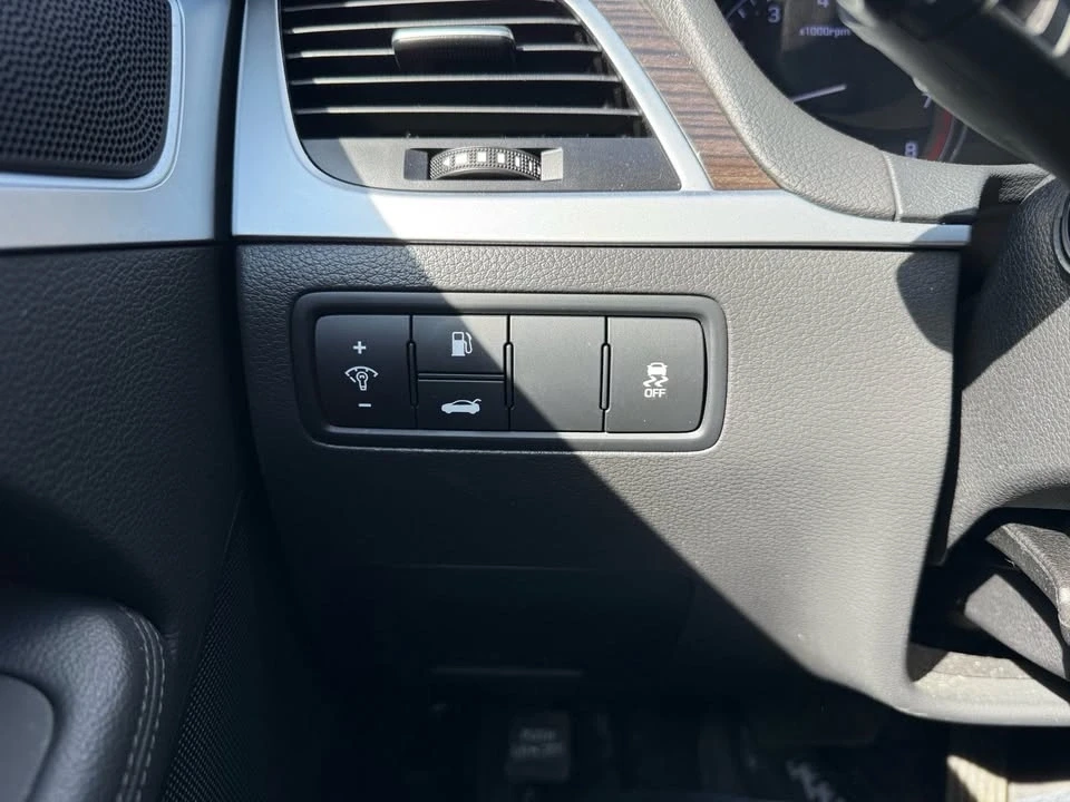 2016 Hyundai Genesis - Image 16 of 20