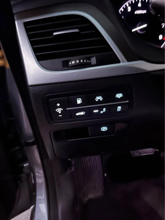 2016 Hyundai Genesis - Image 10 of 16