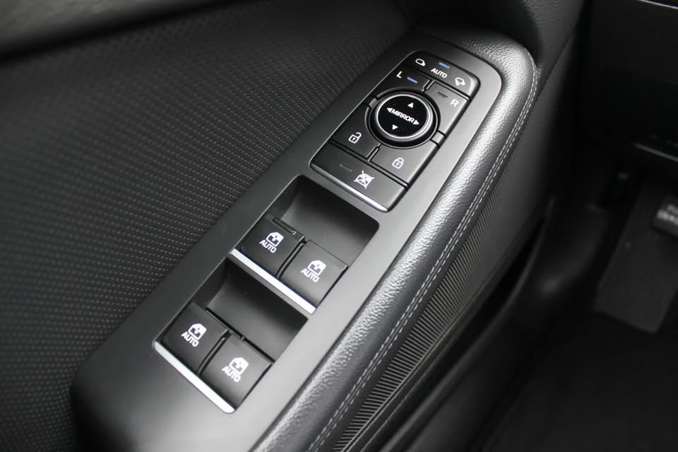 2016 Hyundai Genesis - Image 8 of 10