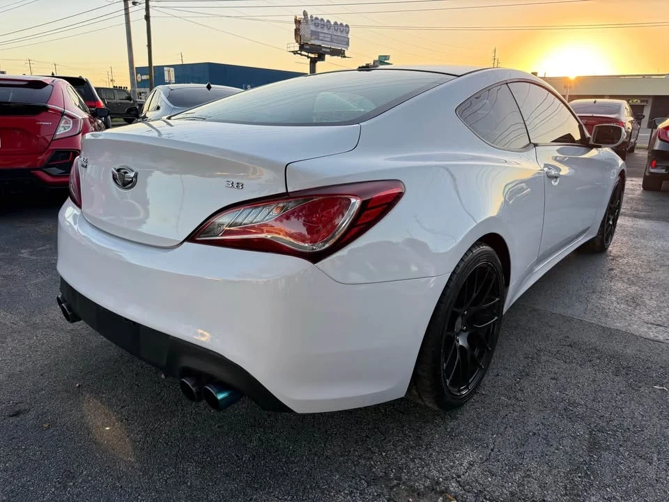 2016 Hyundai Genesis Coupe - Image 5 of 10