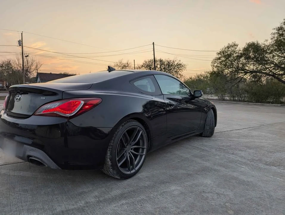 2016 Hyundai Genesis Coupe - Image 11 of 12