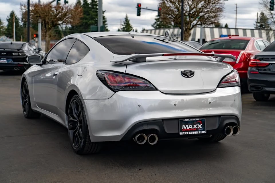 2016 Hyundai Genesis Coupe - Image 10 of 16
