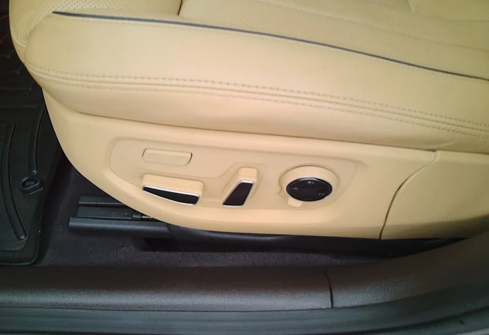2016 Hyundai Genesis - Image 11 of 20