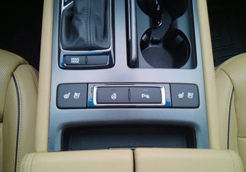 2016 Hyundai Genesis - Image 18 of 20