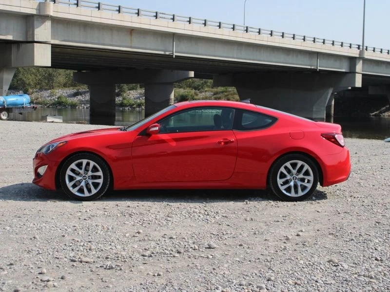 2016 Hyundai Genesis - Image 2 of 16