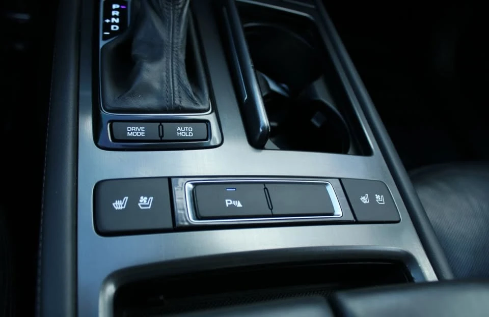 2016 Hyundai Genesis - Image 16 of 20