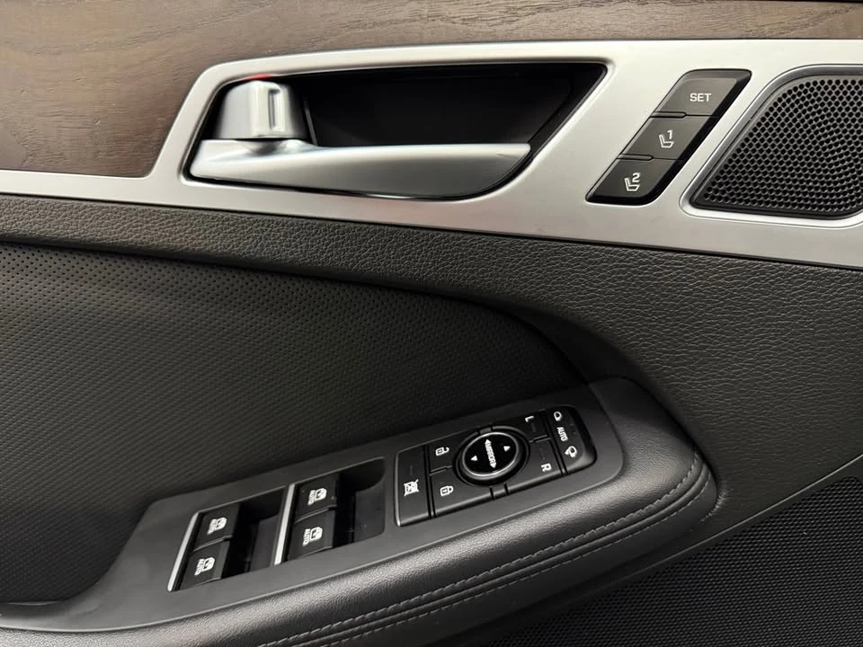 2016 Hyundai Genesis - Image 18 of 20