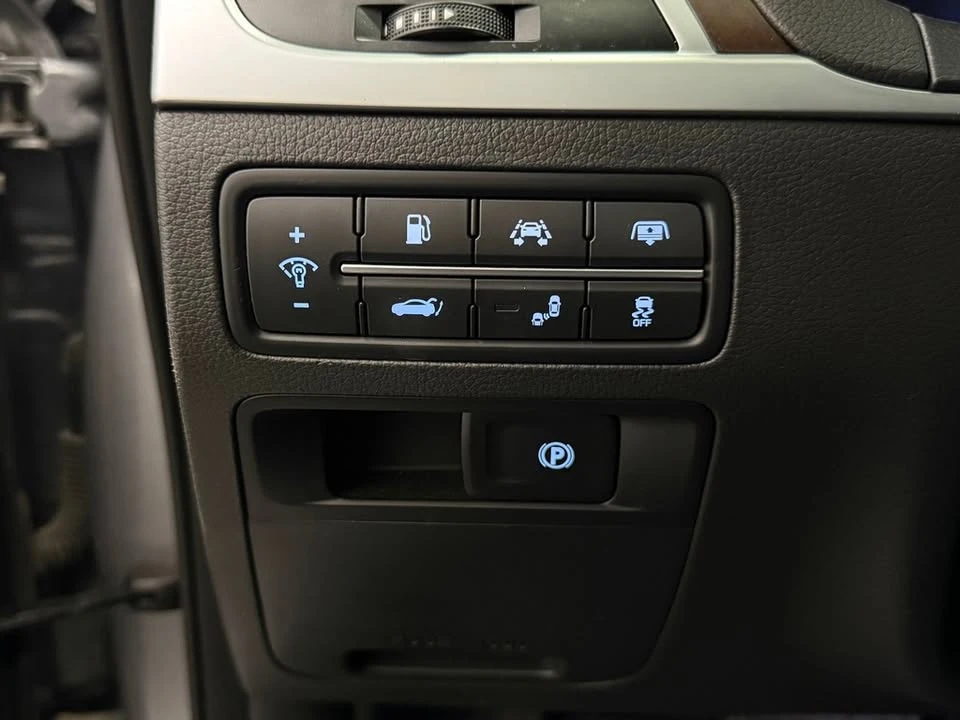 2016 Hyundai Genesis - Image 11 of 20