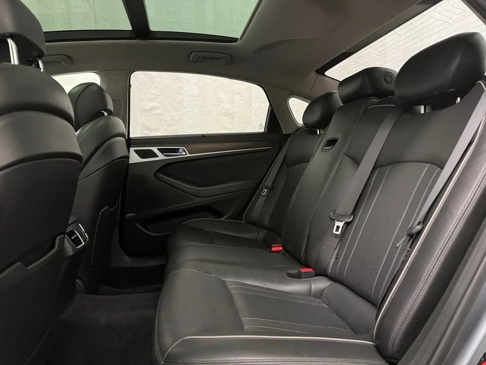 2016 Hyundai Genesis - Image 17 of 20