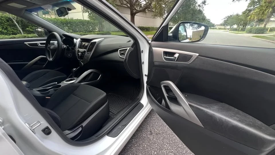 2016 Hyundai Veloster - Image 15 of 19