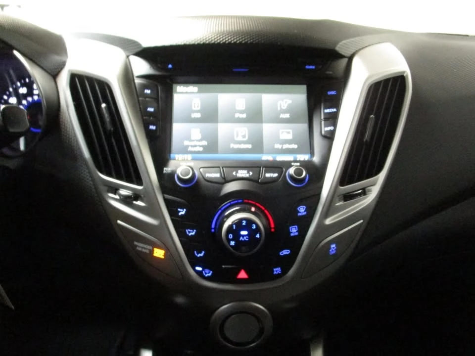 2016 Hyundai Veloster - Image 18 of 20