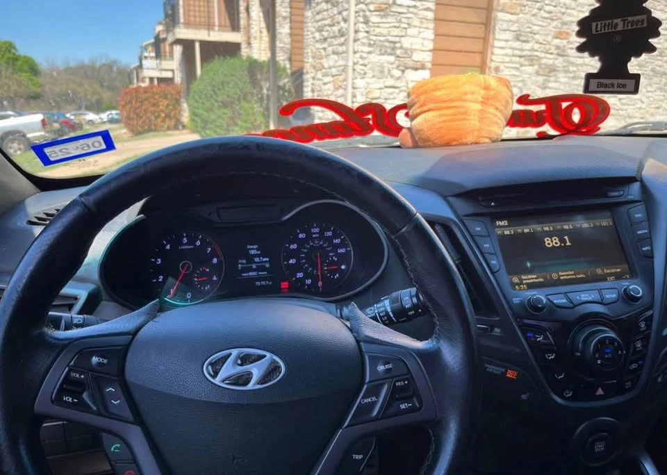 2016 Hyundai Veloster - Image 2 of 10