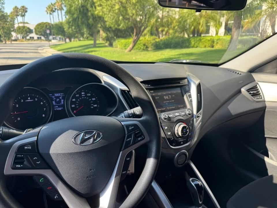 2016 Hyundai Veloster - Image 10 of 15