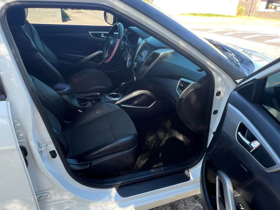 2016 Hyundai Veloster - Image 10 of 11