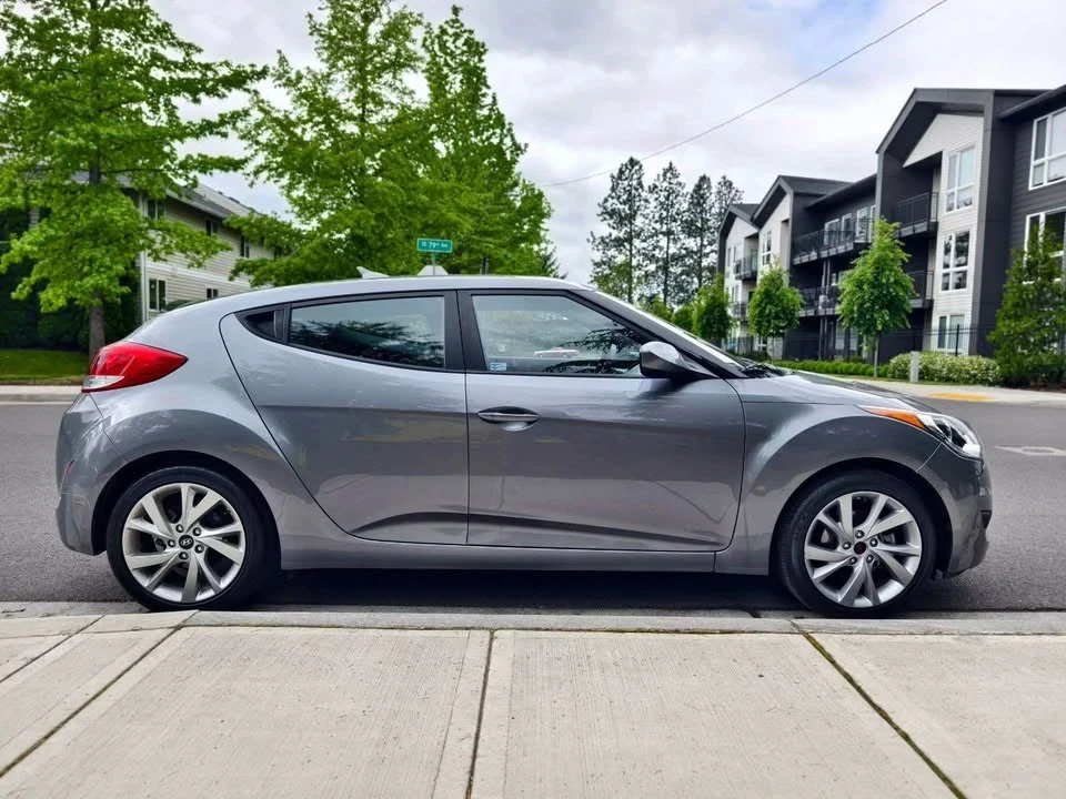 2016 Hyundai Veloster - Image 2 of 18