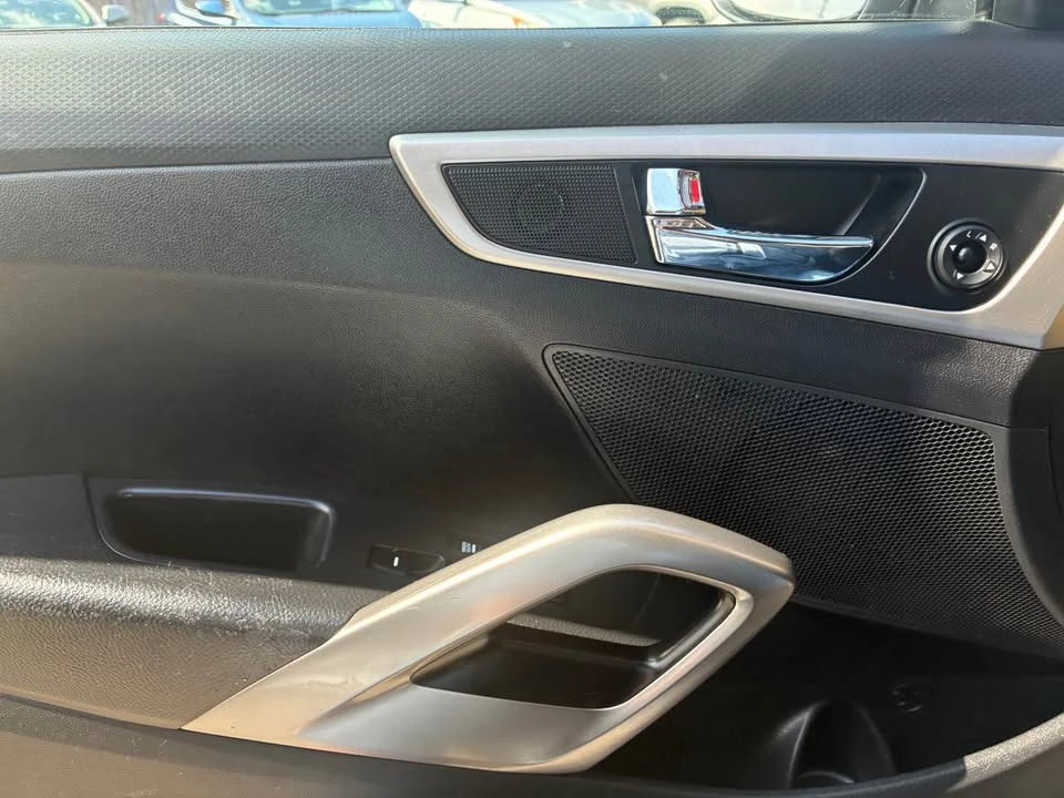 2016 Hyundai Veloster - Image 11 of 17