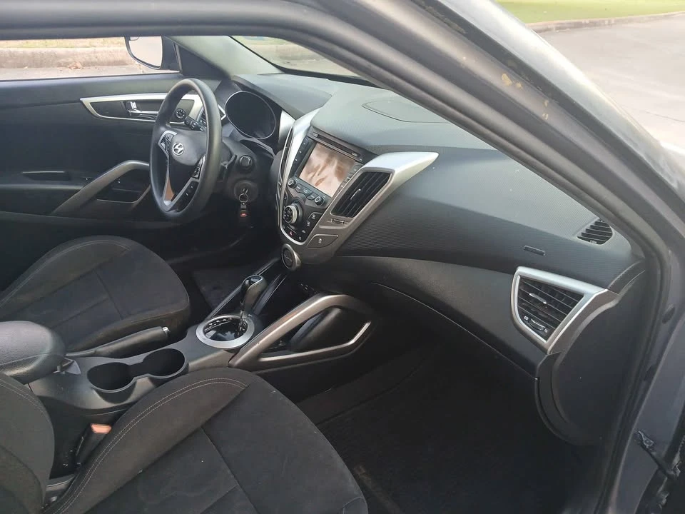 2016 Hyundai Veloster - Image 10 of 17