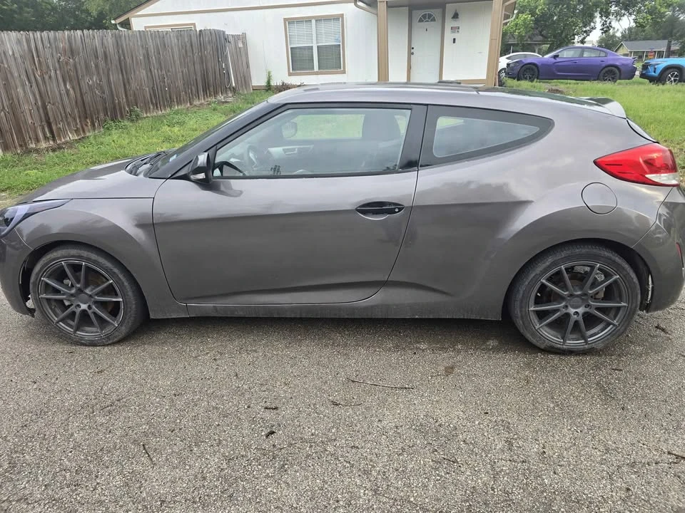 2016 Hyundai Veloster - Image 2 of 3