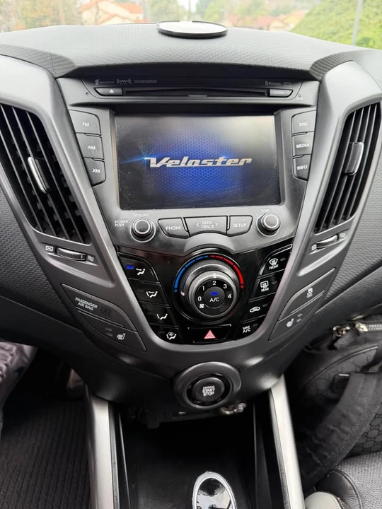 2016 Hyundai Veloster - Image 11 of 17