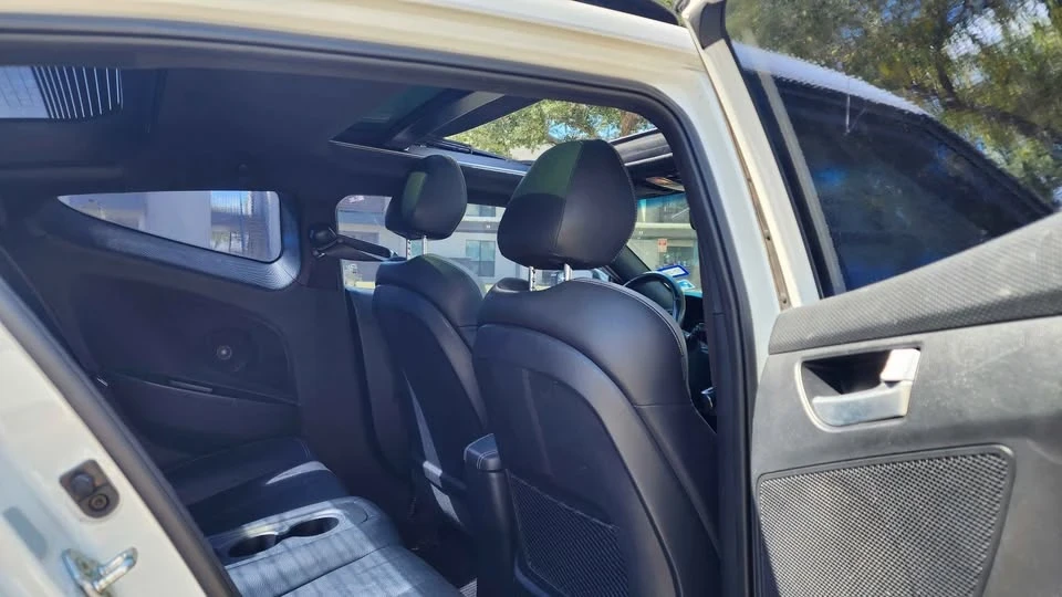2016 Hyundai Veloster - Image 10 of 10