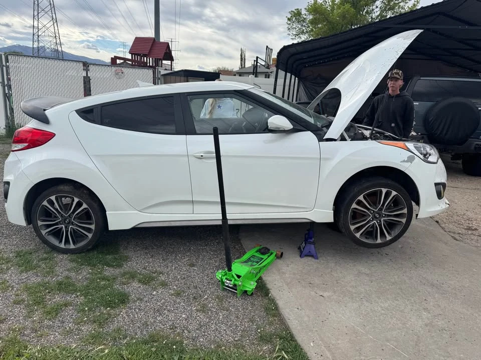 2016 Hyundai Veloster - Image 2 of 5