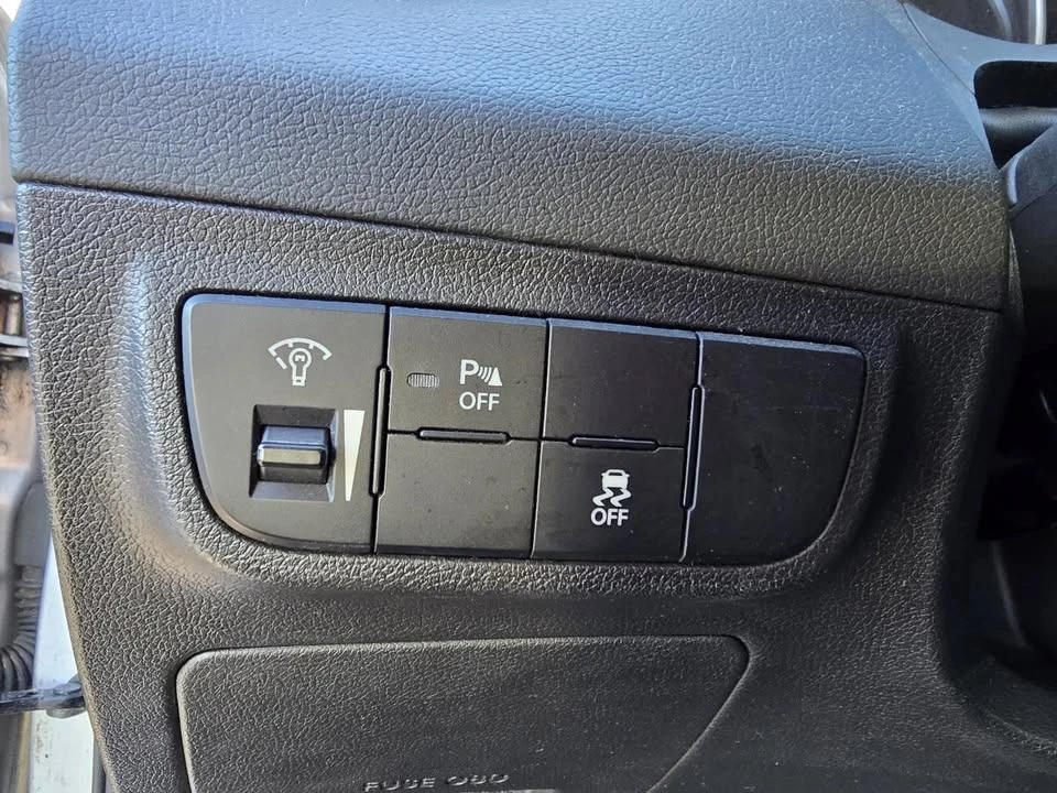 2016 Hyundai Veloster - Image 10 of 19
