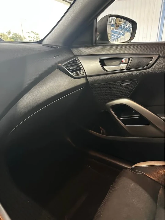 2016 Hyundai Veloster - Image 18 of 20