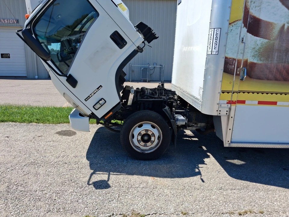 2016 Isuzu Elf - Image 15 of 19