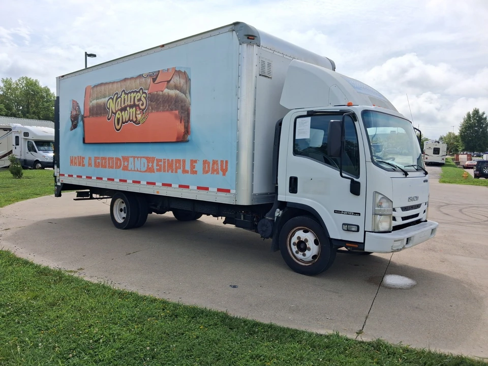2016 Isuzu Elf - Image 2 of 19
