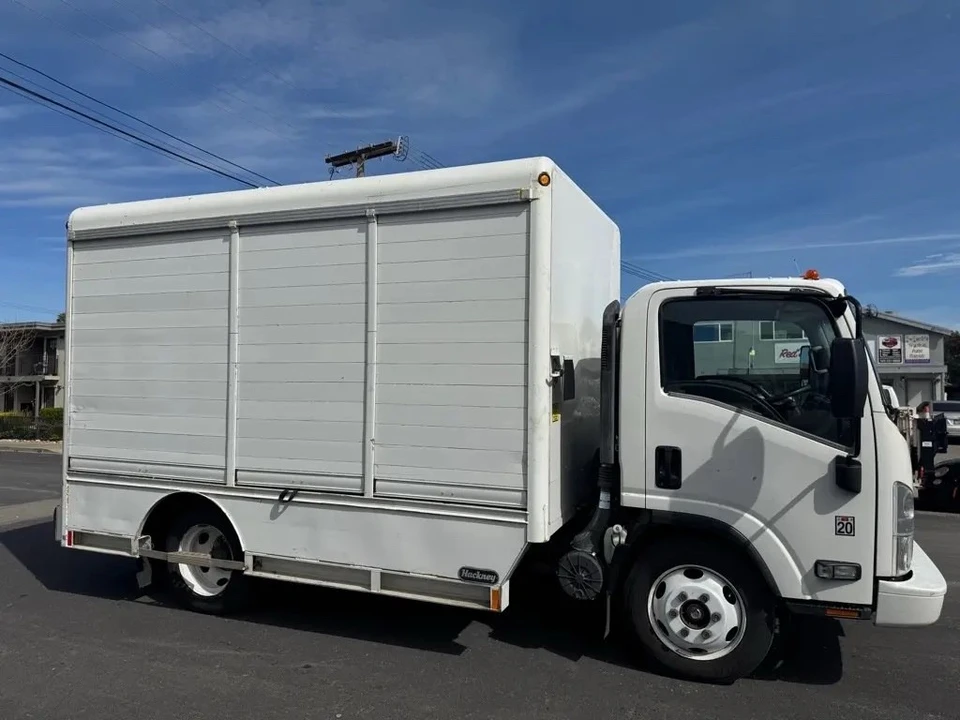 2016 Isuzu Elf - Image 9 of 14