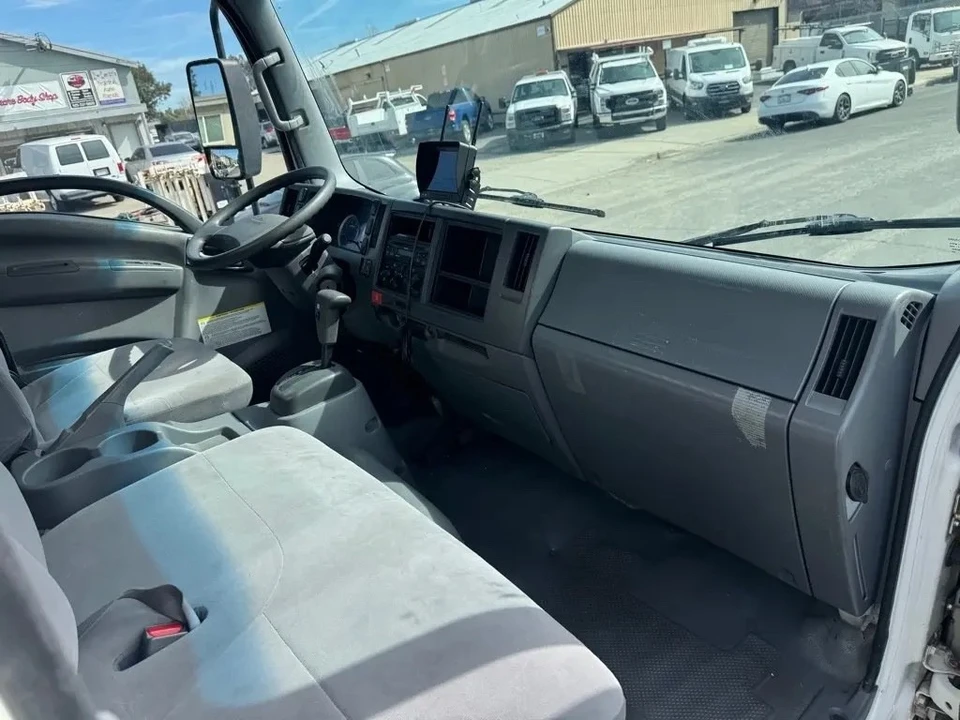 2016 Isuzu Elf - Image 10 of 14