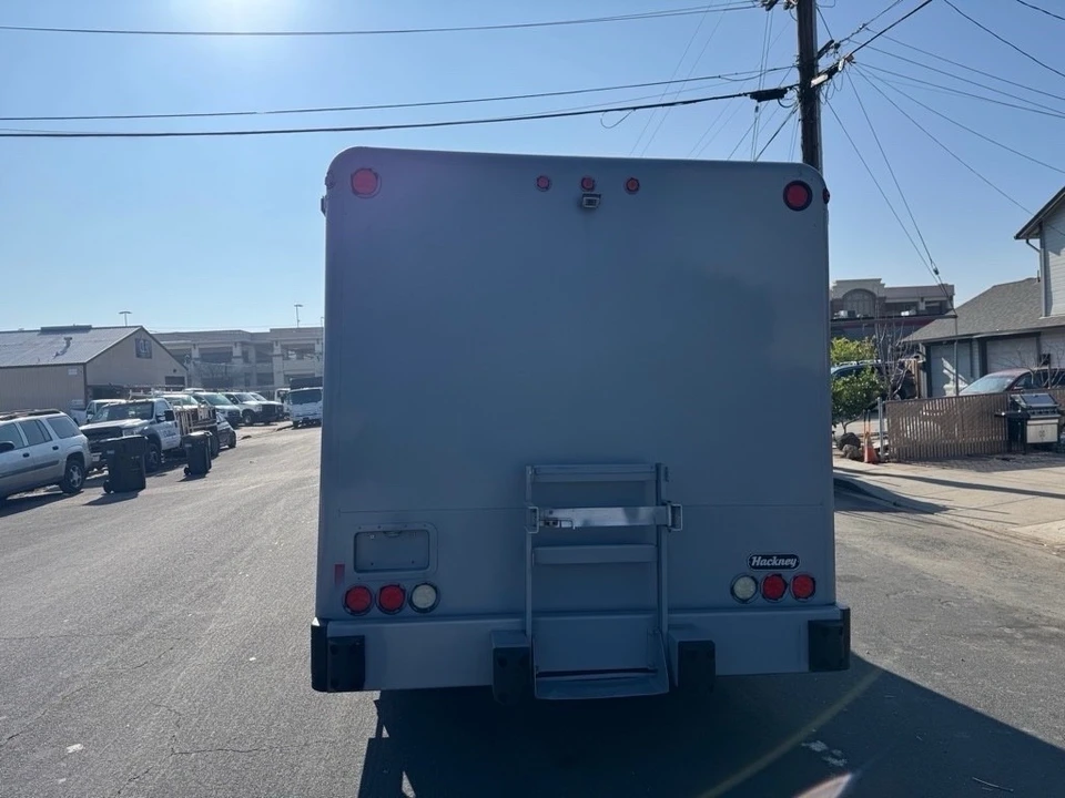2016 Isuzu Elf - Image 8 of 14
