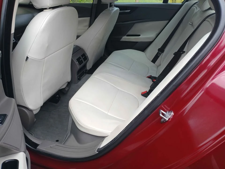 2016 Jaguar XE - Image 13 of 14
