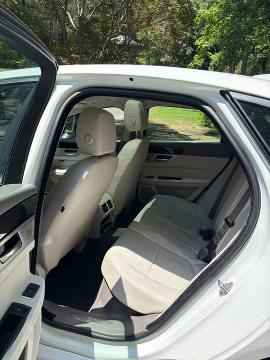 2027 Jaguar X260 XF - Image 7 of 18
