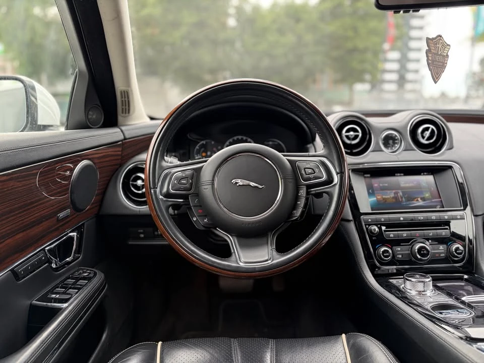 2016 Jaguar X351 XJ - Image 8 of 18