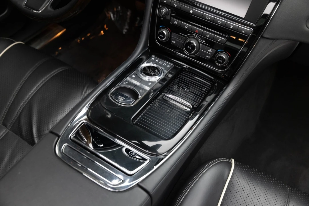 2016 Jaguar X351 XJ - Image 24 of 31