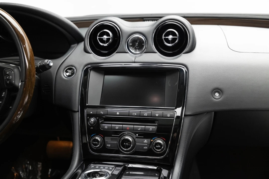 2016 Jaguar X351 XJ - Image 14 of 31