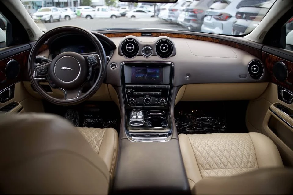 2016 Jaguar X351 XJ - Image 9 of 10