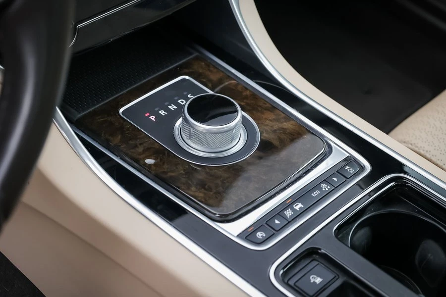 2016 Jaguar X260 XF - Image 16 of 18