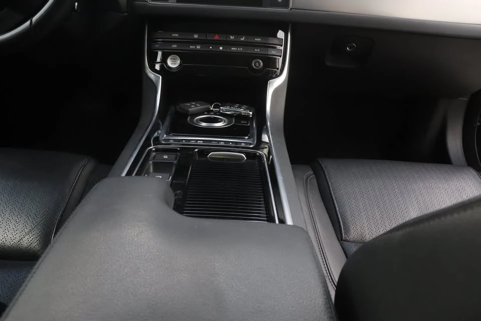 2016 Jaguar X260 XF - Image 8 of 15
