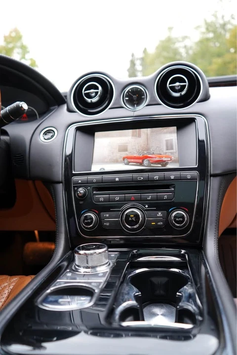 2016 Jaguar X351 XJ - Image 5 of 15