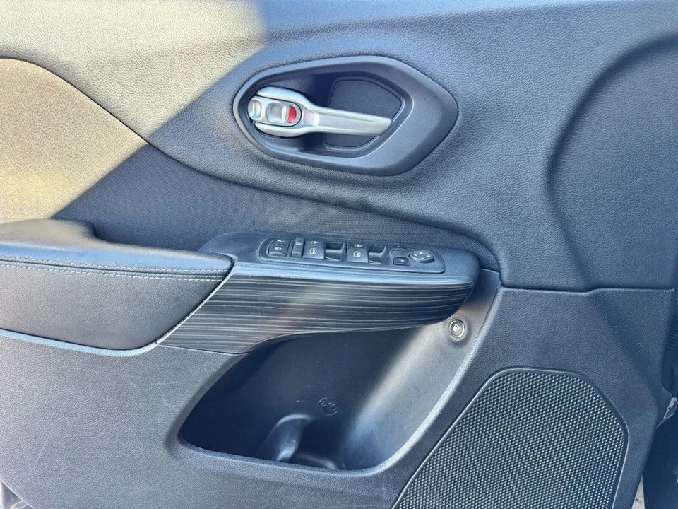 2016 Jeep KL Cherokee - Image 14 of 21