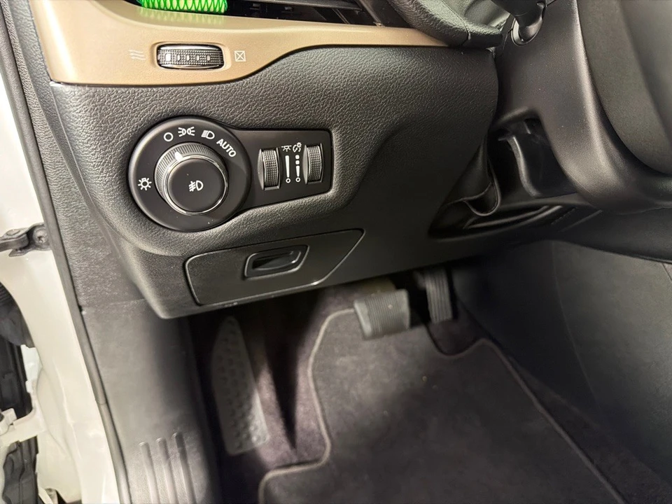 2016 Jeep KL Cherokee - Image 15 of 28