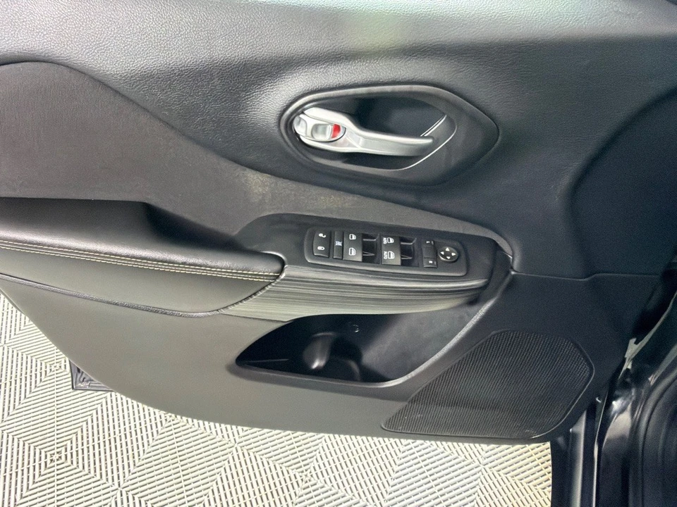 2016 Jeep KL Cherokee - Image 11 of 27