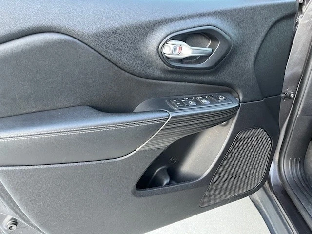 2016 Jeep KL Cherokee - Image 16 of 21