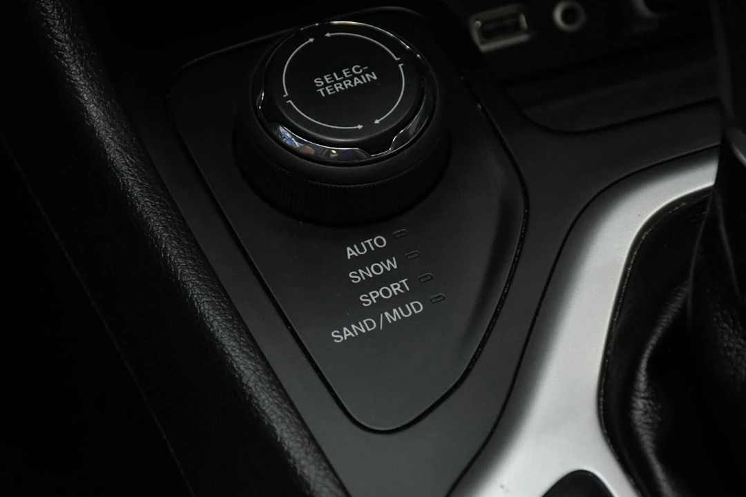2016 Jeep KL Cherokee - Image 24 of 31